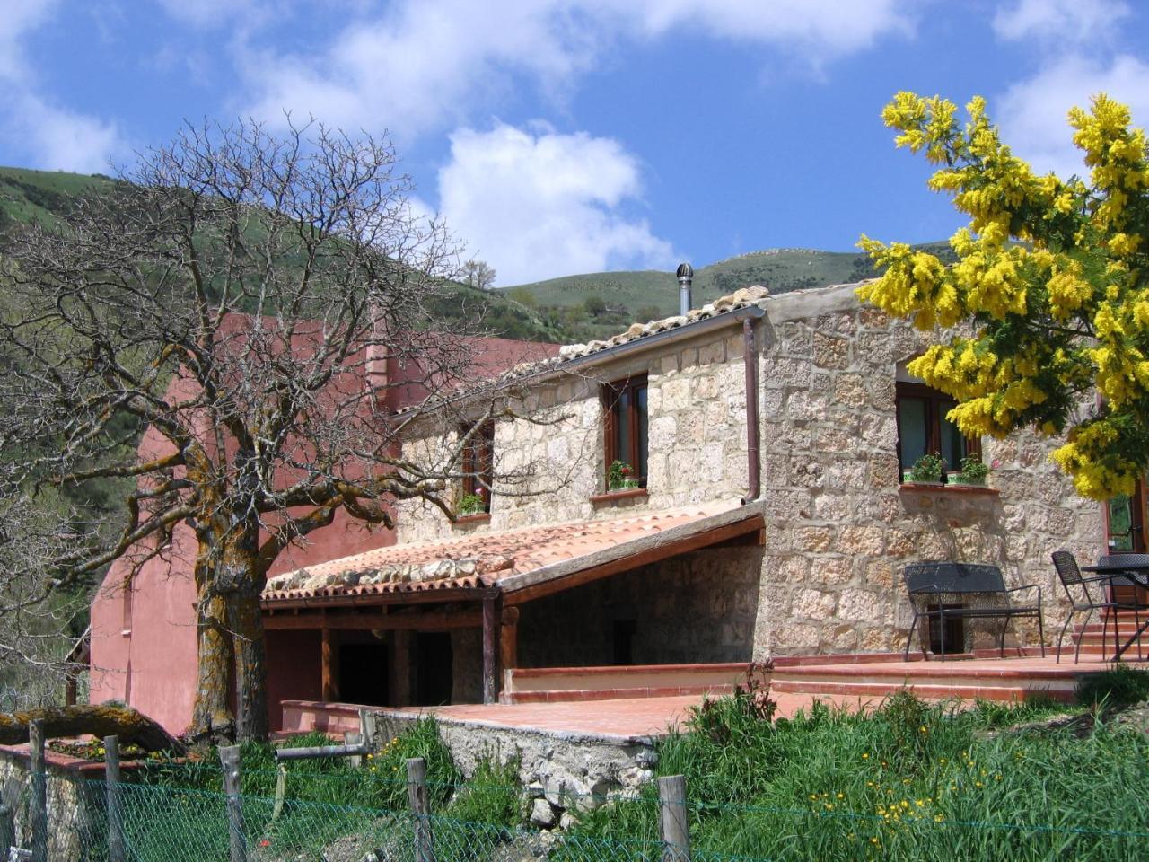 Agriturismo Gelso Castellana Sicula Bagian luar foto